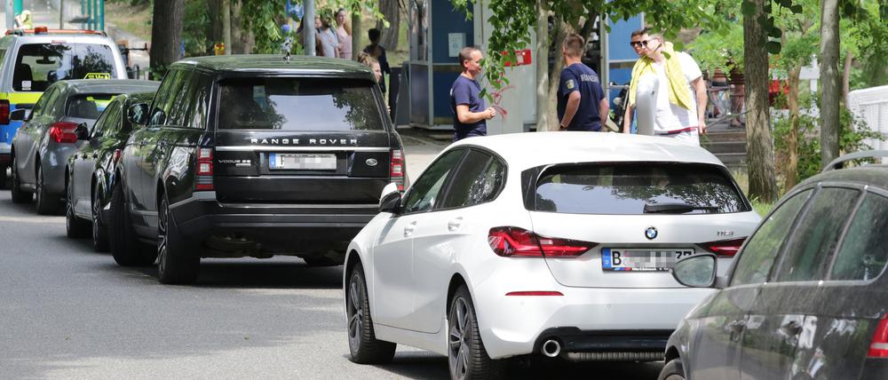 In Groß Glienicke ging die Stadt im Juni gegen Falschparker an der dortigen Badewiese vor.