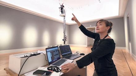 Bevor die Gemälde aus aller Welt anreisen, hat Lichtplanerin Eva-Maria Henschkowski die Lichteinstellungen programmiert.