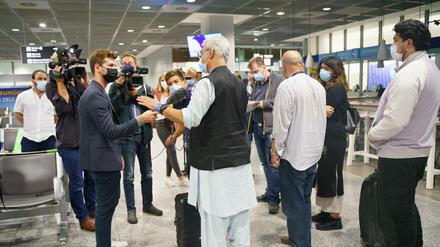 Mit einer in Taschkent gestarteten Lufthansa-Maschine kamen in Sicherheit gebrachte Menschen aus Afghanistan in Frankfurt/Main an.