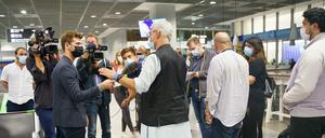 Mit einer in Taschkent gestarteten Lufthansa-Maschine kamen in Sicherheit gebrachte Menschen aus Afghanistan in Frankfurt/Main an.