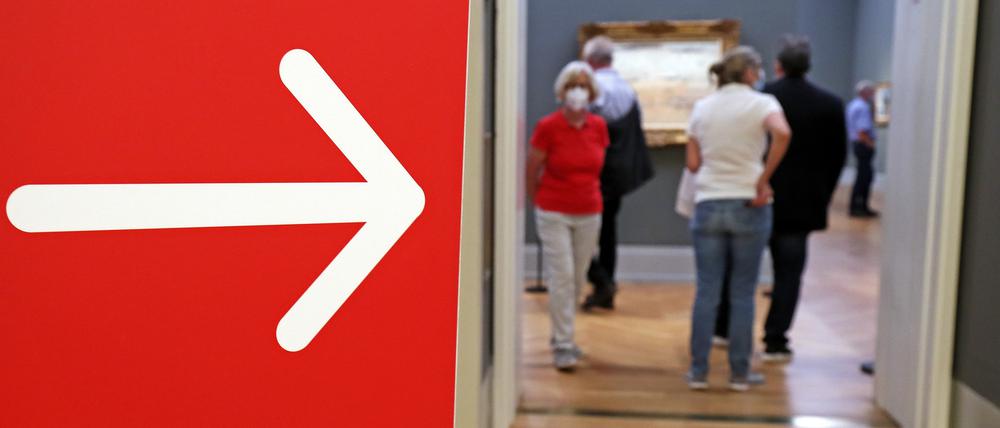 Pfeile und Hinweisschilder leiten durch die Ausstellung im Museum Barberini. 