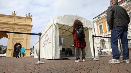Mobiles Impfen ohne Termin gegen Covid-19 auf dem Potsdamer Luisenplatz.