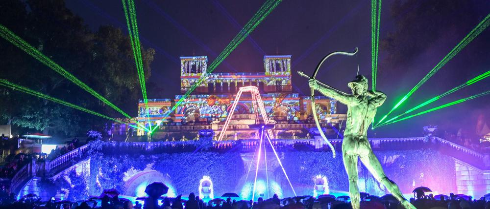 Eine Lasershow wird vor der farbig beleuchten Orangerie während der Potsdamer Schlössernacht im Park Sanssouci geboten.