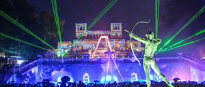 Eine Lasershow wird vor der farbig beleuchten Orangerie während der Potsdamer Schlössernacht im Park Sanssouci geboten.