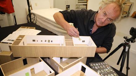 Zunächst baut Gunther Maria Kolck eine neue Ausstellung im Modell auf.