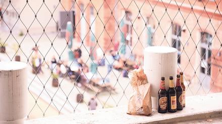 Glasflaschen und Verpackungsmüll verdrecken die Parkdecks. 