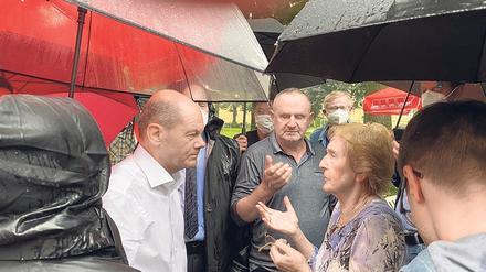 Beim Gespräch vor dem Potsdamer Schillertreff in seinem Wahlkreis gab sich Olaf Scholz nahbar.