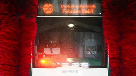 Eine autonome fahrende Straßenbahn fährt auf dem ViP-Betriebshof durch die Waschanlage.