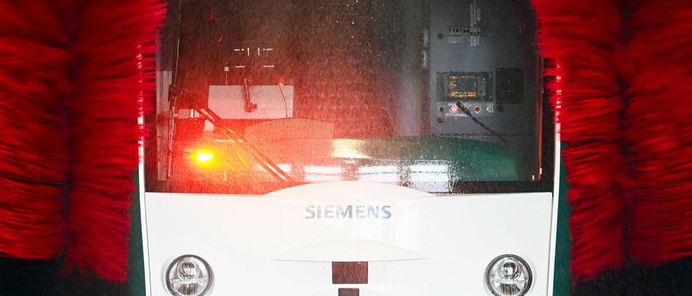 Eine autonome fahrende Straßenbahn fährt auf dem ViP-Betriebshof durch die Waschanlage.