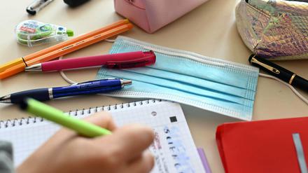 Grundschüler benötigen in Brandenburg derzeit keine Maske im Unterricht.