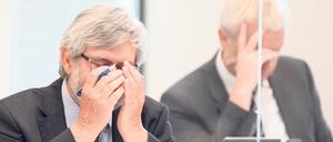 Brandenburgs Umweltminister Axel Vogel (Grüne) schlägt sich beim AFD-Redebeitragdie Hände vors Gesicht.