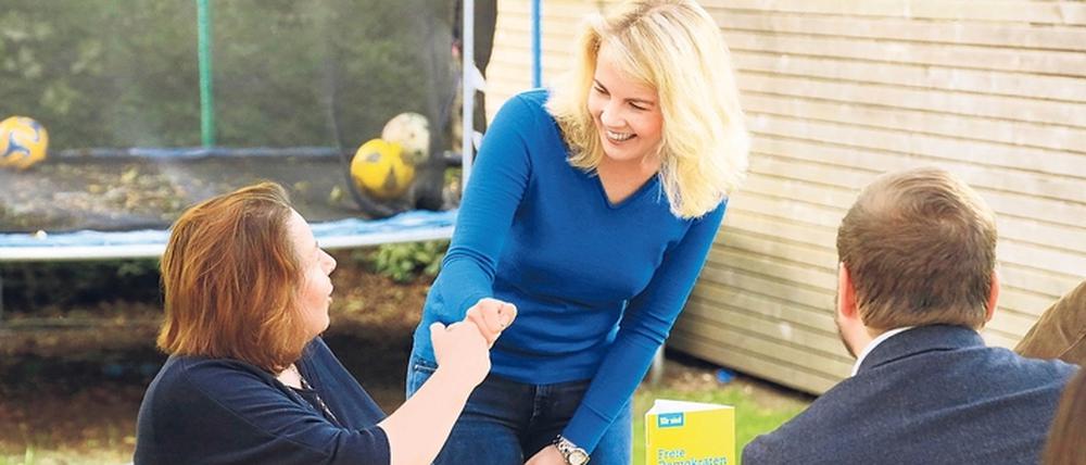 Linda Teuteberg (M.) ist FDP-Direktkandidatin und tritt erneut im Wahlkreis 61 an.