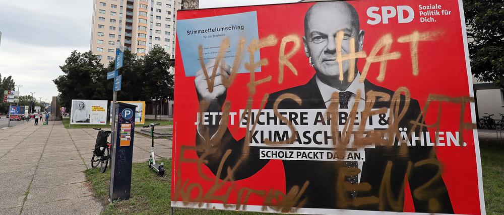 Ein beschmiertes Wahlplakat der SPD, aufgenommen am 10. August