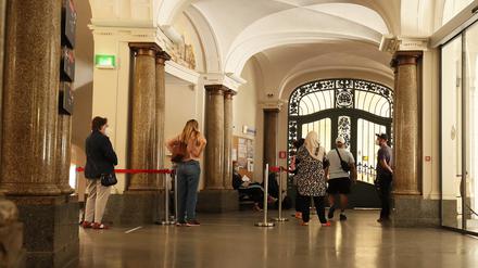 Potsdamer vor dem Bürgerservicecenter im Rathaus