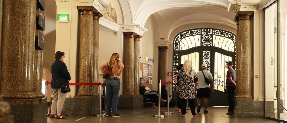 Potsdamer vor dem Bürgerservicecenter im Rathaus