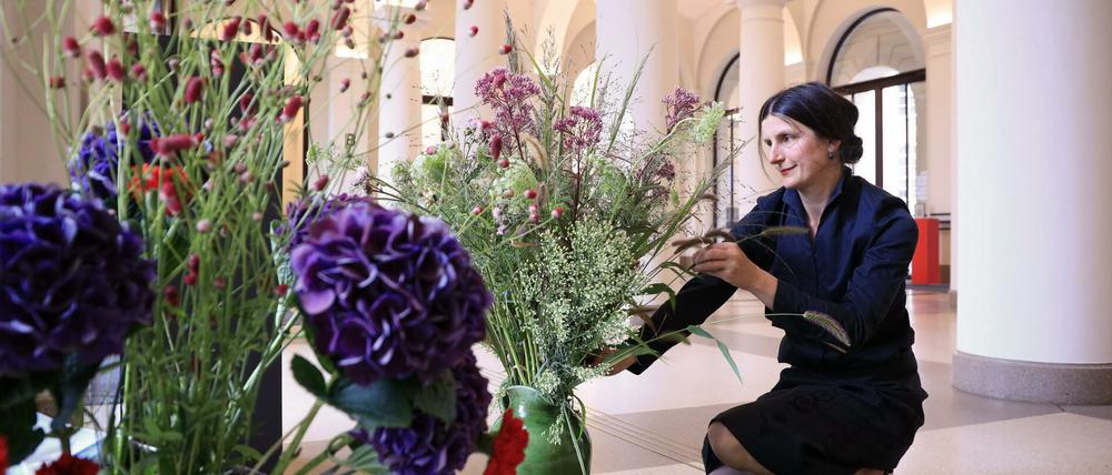 Floristin Stefanie Jähne gestaltet neue Blumensträuße das Foyer im Museum Barberini.