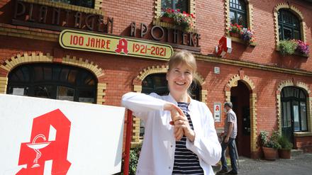 Seit 100 Jahren existiert die Plantagen-Apotheke von Apothekerin Antje Oesberg in Babelsberg.