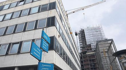 Das Rechenzentrum und der im Bau befindliche Kirchturm.