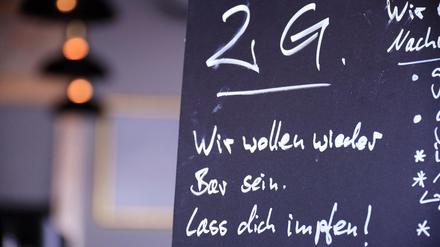 Schild in der Unscheinbar in Potsdam, die auf die 2G-Regel setzt.