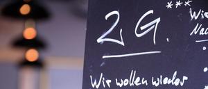 Schild in der Unscheinbar in Potsdam, die auf die 2G-Regel setzt.