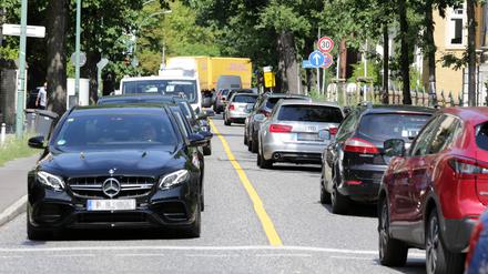 Stau auf den Umleitungsstrecken wegen der gesperrten Behlertstraße.