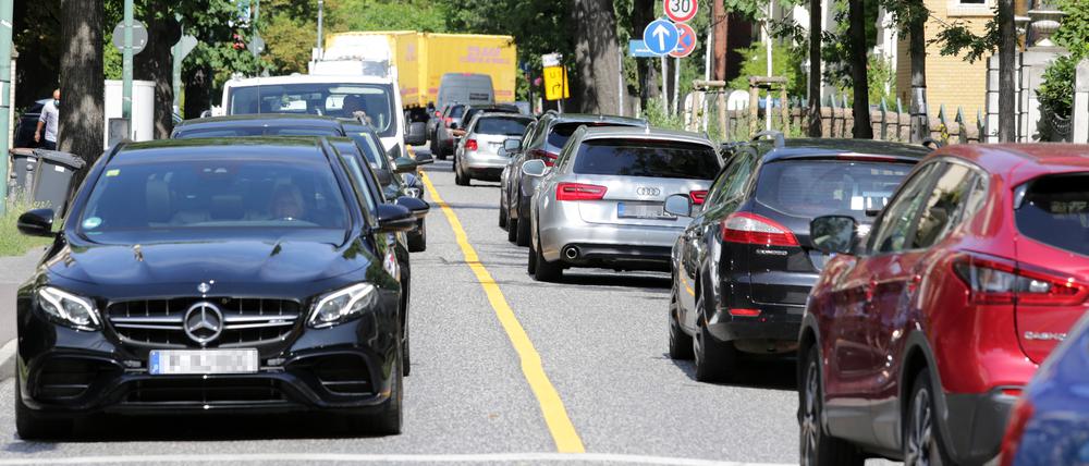 Stau auf den Umleitungsstrecken wegen der gesperrten Behlertstraße.