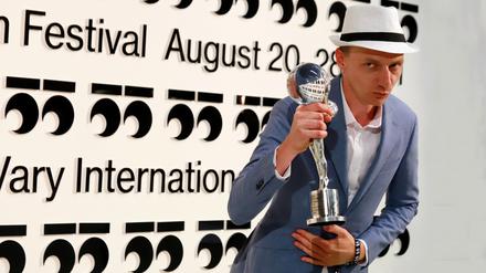 Dietrich Brüggemann mit dem Crystal Globe des FIlmfestivals Karlovy Vary für die Beste Regie.