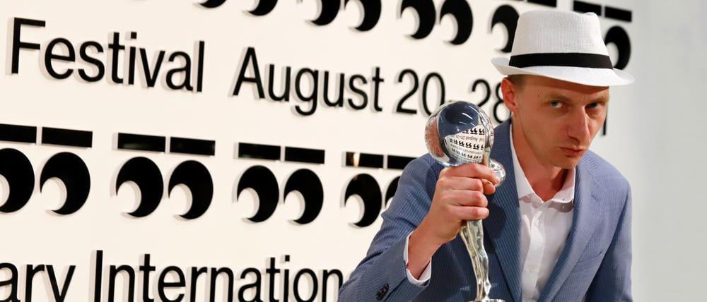 Dietrich Brüggemann mit dem Crystal Globe des FIlmfestivals Karlovy Vary für die Beste Regie.