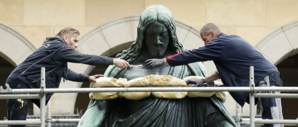 Rückkehr des Herrn. Die Christus-Statue steht wieder im Atrium der Friedenskirche.