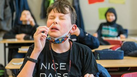 Corona-Test bei Schülern.