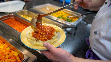 Ein Koch serviert Nudeln mit Soja-Bolognese. (Symbolbild)