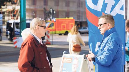 Im Gespräch mit möglichen Wählern: AfD-Kandidat Tim Krause (rechts).