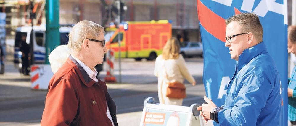 Im Gespräch mit möglichen Wählern: AfD-Kandidat Tim Krause (rechts).
