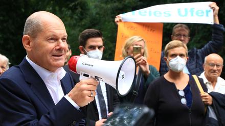 Auf Einladung des Vereins "Griebnitzsee für Alle" kam SPD-Kanzlerkandidat Olaf Scholz am Sonntag an den Griebnitzsee, unterhalb der Stalin Villa an der Karl-Marx-Straße.