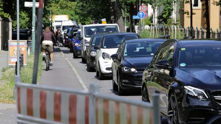Folgen der Baustelle in der Behlertstraße: Die Umleitung über die Hans-Thoma-Straße.
