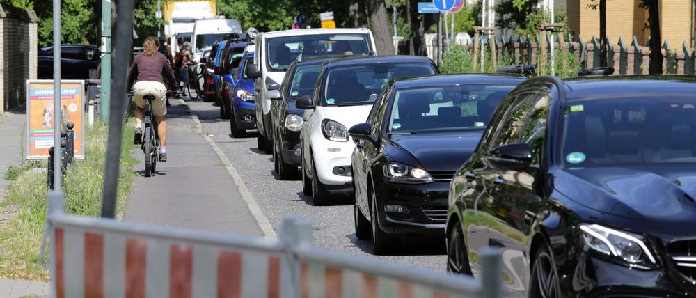 Folgen der Baustelle in der Behlertstraße: Die Umleitung über die Hans-Thoma-Straße.
