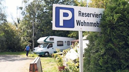 Ohne Genehmigung. Der Stellplatz wurde eigenmächtig eingerichtet.