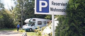 Ohne Genehmigung. Der Stellplatz wurde eigenmächtig eingerichtet.