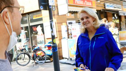 Saskia Ludwig (CDU) auf dem Rathausmarkt in Kleinmachnow.
