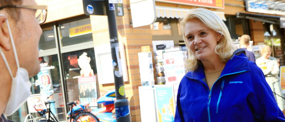 Saskia Ludwig (CDU) auf dem Rathausmarkt in Kleinmachnow.