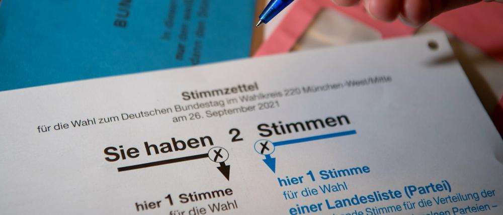 Briefwahlunterlagen für die Bundestagswahl 2021 mit Stimmzettel und Stimmzettelumschlag.  