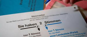 Briefwahlunterlagen für die Bundestagswahl 2021 mit Stimmzettel und Stimmzettelumschlag.  