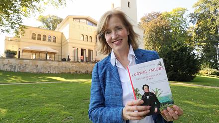  Marianne Ludes vor ihrem Haus.