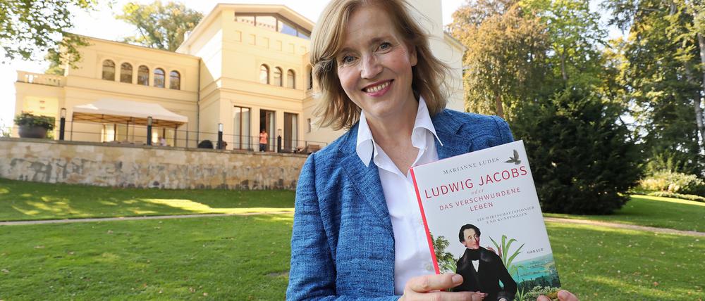  Marianne Ludes vor ihrem Haus.