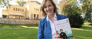  Marianne Ludes vor ihrem Haus.
