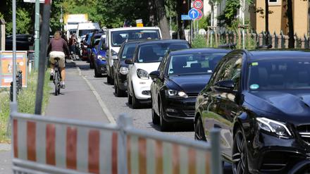 Staustelle. Die Bauarbeiten in der Behlertstraße sorgen in der Innenstadt immer wieder für Stau.