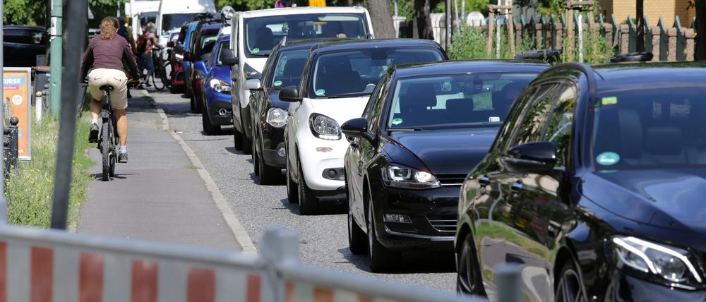 Staustelle. Die Bauarbeiten in der Behlertstraße sorgen in der Innenstadt immer wieder für Stau.