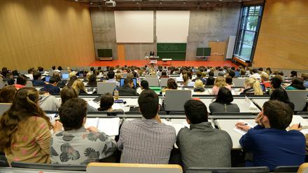 Potsdamer Studierende vor der Coronakrise während einer Vorlesung in einem Hörsaal (Archivbild).