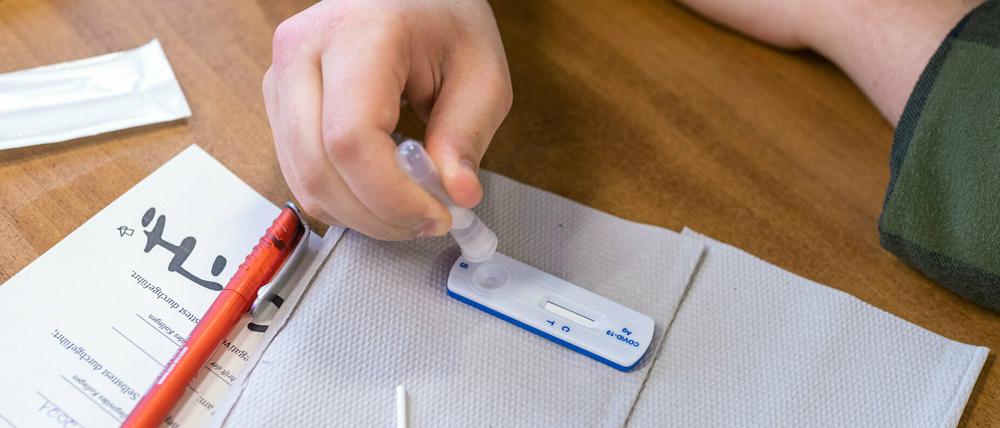 Eine Schülerin macht vor Unterrichtsbeginn einen Corona-Antigen-Schnelltest.