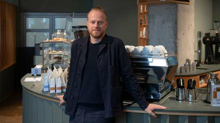 Unternehmer Ansgar Oberholz in seinem Cafe an der Berliner Torstraße.